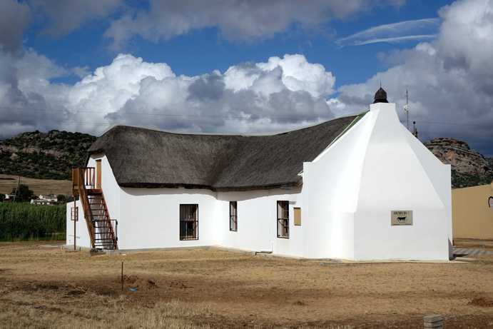 Das Ouhuis, ein historisches Gebäude aus dem Jahr 1885, steht auf der Zeekoevlei 109 Farm. Es gilt als das älteste Gehöft der Region und wurde von der Familie Smit sorgfältig renoviert. Heute dient es als Büro und als Ort für Rooibos-Verkostungen, wo Besucher die Geschichte und Qualität des Ouhuis-Rooibos hautnah erleben können.