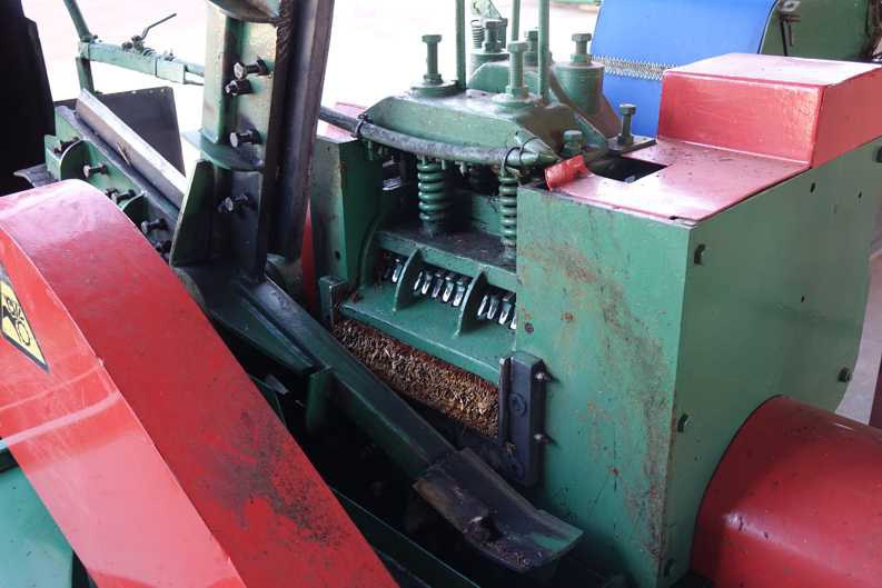 Schlagschere mit vier um 90° versetzten Schlagmessern auf der Zeekoevlei 109 Farm, die Rooibos-Zweige zerkleinert.